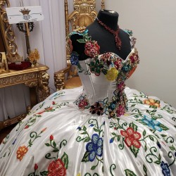 Luxury Beaded White Embroidery Quinceanera Dresses Damas Vestidos de Fiesta Off The Shoulder Corset Back Sweet 16 Dress